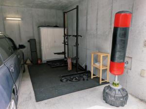 横浜市にあるHan Homes Yokohamaのストーブと車が置いてあるガレージ