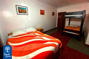 クスコにあるSecret Gardenのベッドと二段ベッドのある寝室