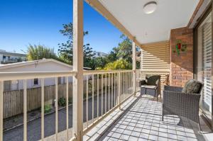 - Balcón con sillas en una casa en Wave Whisperer, en Kingscliff