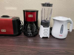 eine Gruppe von Geräten, die auf einem Holztisch sitzen in der Unterkunft アツギハウス Max 12 ppl Free parking 3story detached house in Osaka