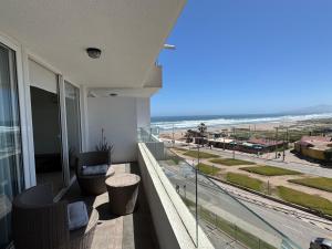 a balcony with a view of the beach at vista al mar in La Serena