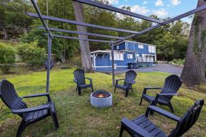 un grupo de sillas alrededor de una hoguera en un patio en CASA MATTIA - StayShores home, en Suffern