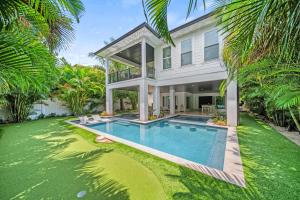 un'immagine di una casa con piscina di Kays Landing - 423 ad Anna Maria