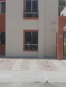 图卢姆Casa Aldea Tulum的侧面有钟的建筑物