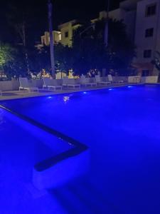トゥルムにあるCasa Aldea Tulumの青いライトが灯る夜のプール +5枚の写真