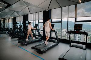 Fitness centrum a/nebo fitness zařízení v ubytování 22 Macalisterz Leisure Suites George Town