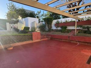 un patio con suelo de ladrillo y un edificio en La Casona, en Alta Gracia