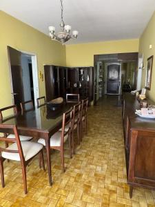 Un comedor con mesa y sillas en La Casona, en Alta Gracia