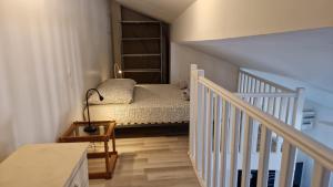 Postel nebo postele na pokoji v ubytování Duplex au calme Place de l'Horloge Clim Wi-Fi