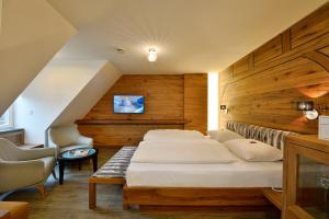 Postel nebo postele na pokoji v ubytování Hotel Torbräu + 37 fotografií