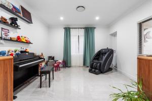 Gallery image of Serene 5BR Waterfront Escape - Prestige in Gold Coast