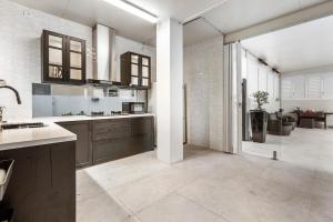 Gallery image of Serene 5BR Waterfront Escape - Prestige in Gold Coast +15 photos