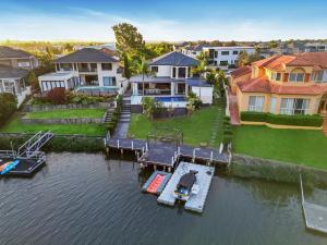 ゴールドコーストにあるSerene 5BR Waterfront Escape - Prestigeのマリーナ付きの家屋の空見