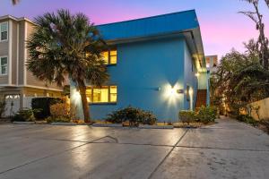 シエスタ・キーにあるBlue Ocean Suitesのヤシの木が目の前に広がる青い家
