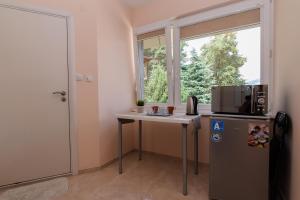 Kuchyň nebo kuchyňský kout v ubytování Sandanski Peak Guest Rooms