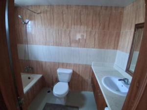 Un baño con un inodoro blanco y un lavabo. en Minutes to the beach, en Punta Cana