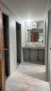 ein Badezimmer mit Waschbecken und Spiegel in der Unterkunft Think Koh Tao in Ko Tao + 50 Fotos