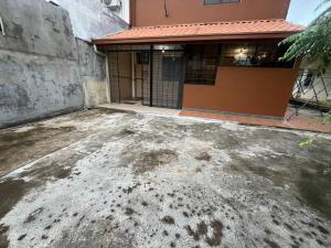 Un estacionamiento vacío frente a un edificio en REV Homestay Taman Indah Permai, en Gua Sai 12 fotos más
