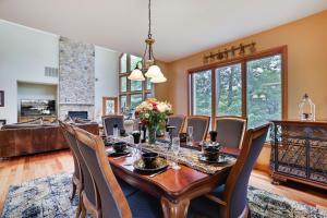 a dining room with a table and chairs at Harmony Haven Walk To Golf Large Deck Hot Tub in Split Rock