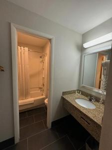 フォートウェインにある1734 West Hotelの洗面台とシャワー付きのバスルーム