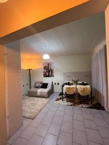 a living room with a table and a bed at Apzinho do Centro in Nova Petrópolis