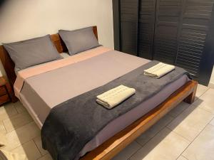 Una cama con dos toallas encima en Charmante villa située dans l’Est de l’île., en Sainte-Anne