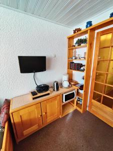 Zimmer mit Schreibtisch und TV in der Unterkunft Serac Lodge in Val Thorens by Alpstays in Val Thorens