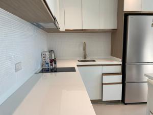 Kuchyň nebo kuchyňský kout v ubytování 2BR Condo FREE Cinema, Game & working Space near Central