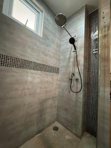 Bilik mandi di Modern Seaview studio apartment