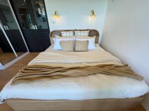 Katil atau katil-katil dalam bilik di Modern Seaview studio apartment +8 gambar