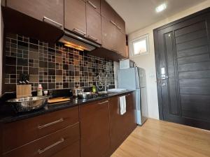 Dapur atau dapur kecil di Modern Seaview studio apartment