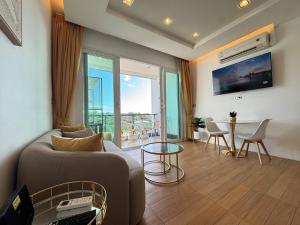 Televisyen dan/atau pusat hiburan di Modern Seaview studio apartment