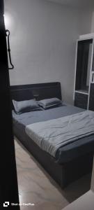 バンガロールにあるsahithya comfort homestayのベッド1台が備わる客室です。