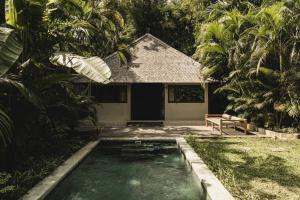 Bazén v ubytování Soft Opening! Magia De Uma Hotel Seminyak nebo v jeho okolí