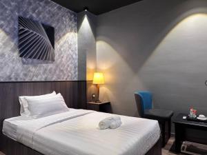 a bedroom with a bed and a desk and a chair at iBilik Hotel - KLIA 1 KLIA 2, Sepang in Sepang