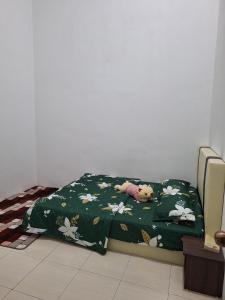 Ένα ή περισσότερα κρεβάτια σε δωμάτιο στο Rosselle Homestay, Sabak Bernam