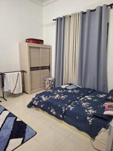 Ένα ή περισσότερα κρεβάτια σε δωμάτιο στο Rosselle Homestay, Sabak Bernam