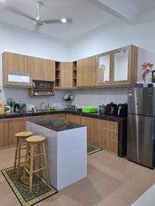 Η κουζίνα ή μικρή κουζίνα στο Rosselle Homestay, Sabak Bernam