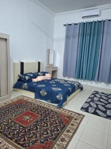 Ένα ή περισσότερα κρεβάτια σε δωμάτιο στο Rosselle Homestay, Sabak Bernam
