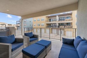 un balcón con muebles de mimbre y un edificio en The Ranch condo, en Atkinville