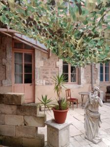 Taman di luar La Suite Diane du couvent des Capucines avec climatisation