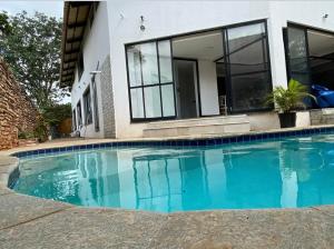 皮雷诺波利斯Esquina Da Mata的房子前面的游泳池