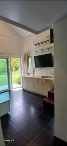 Μια τηλεόραση ή/και κέντρο ψυχαγωγίας στο Pasak River Bungalow +20 φωτογραφίες