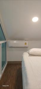 Ένα ή περισσότερα κρεβάτια σε δωμάτιο στο Pasak River Bungalow