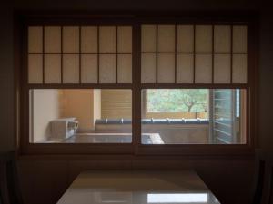 福島市にあるはるみや旅館の眺めの良い部屋の窓