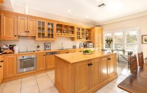 Una cocina con gabinetes de madera y encimera. en 23onWindsor, en Hahndorf 5 fotos más