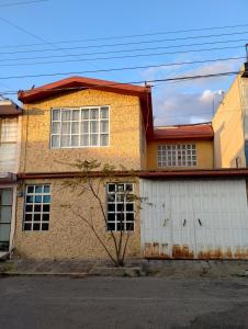 El edificio en el que está el departamento