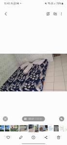 een foto van een bed in een kamer bij YouYouKe Papillon Villa Motel Karangpapak in Cilauteureun +4 foto's