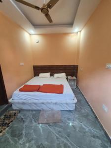 a bedroom with a bed with red sheets and a ceiling at Tulsi Ganga Hostel in Rishīkesh
