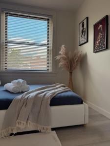 a bedroom with a bed and a window at 2 BEDS Free Parking Right Where You Want to Be in Pittsburgh +11 photos